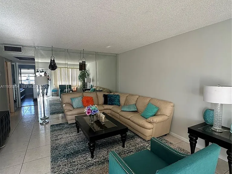 3043 Exeter Dr E — Photo 2