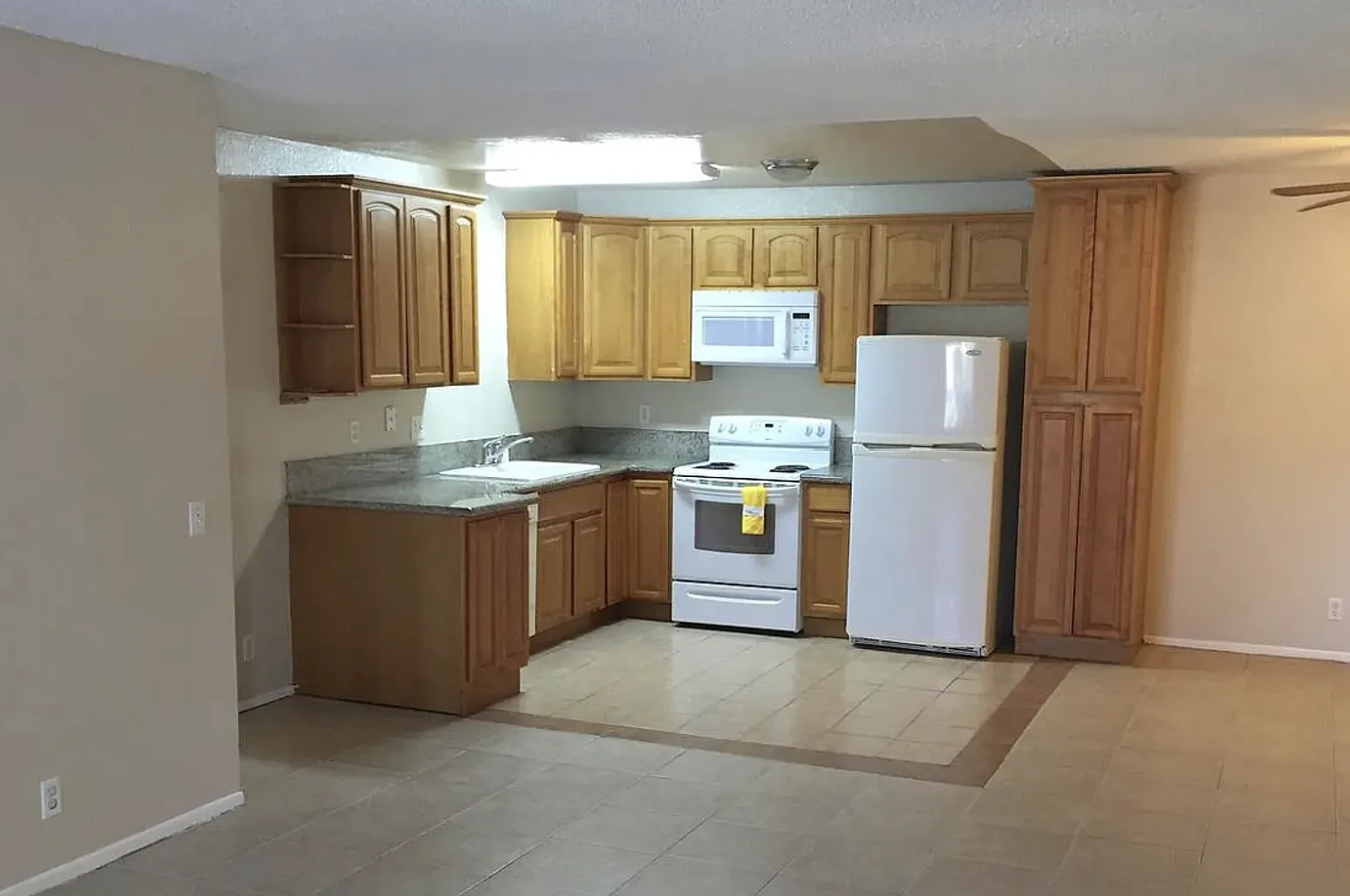 Large two bedroom condo in San Marcos — Photo 3