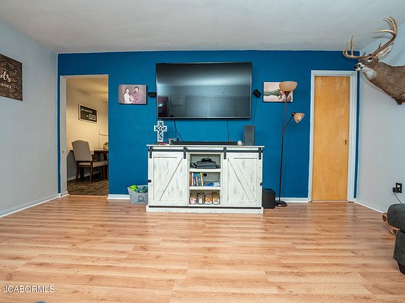 4th image of 606 Beck St
