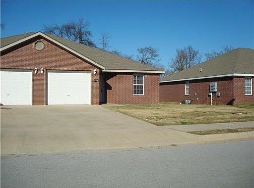 1st image of 831 Meadowlands Dr