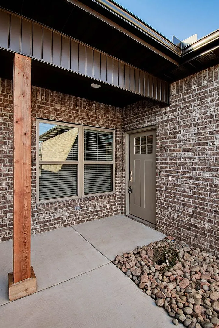 Big Creek Golf Course - 3 Bed 2 Bath Double Garage (Newer Construction) — Photo 2