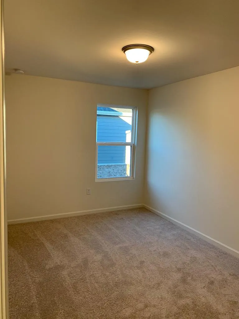 3 bed, 2.5 bath, 1387 sqft, $2,000 — Photo 3