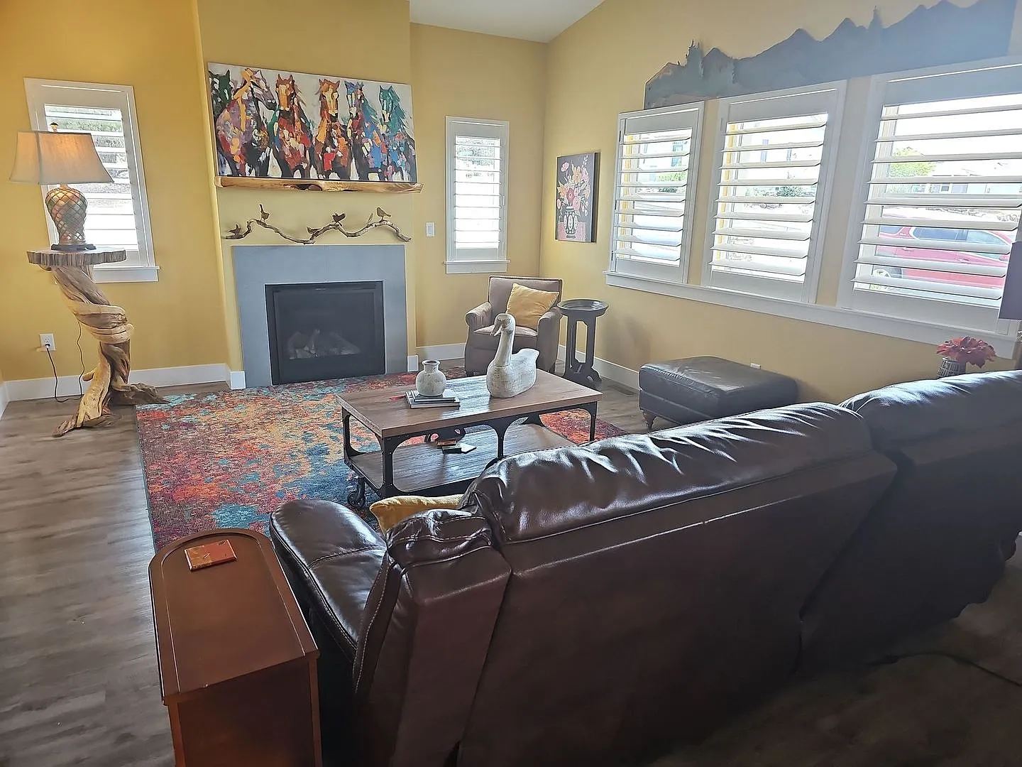 Fully Furnished Home with Stunning Cascade Mountain Views Flexible Lease Options — Photo 3