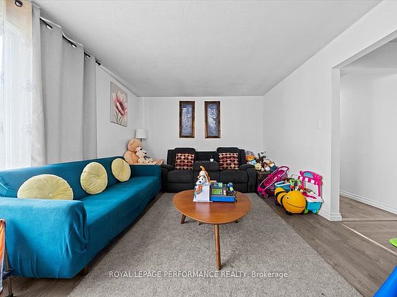 4th image of 1702 Russell Rd