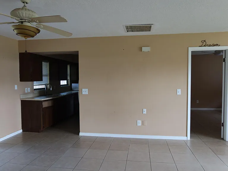 601 SE Polynesian Ave — Photo 11