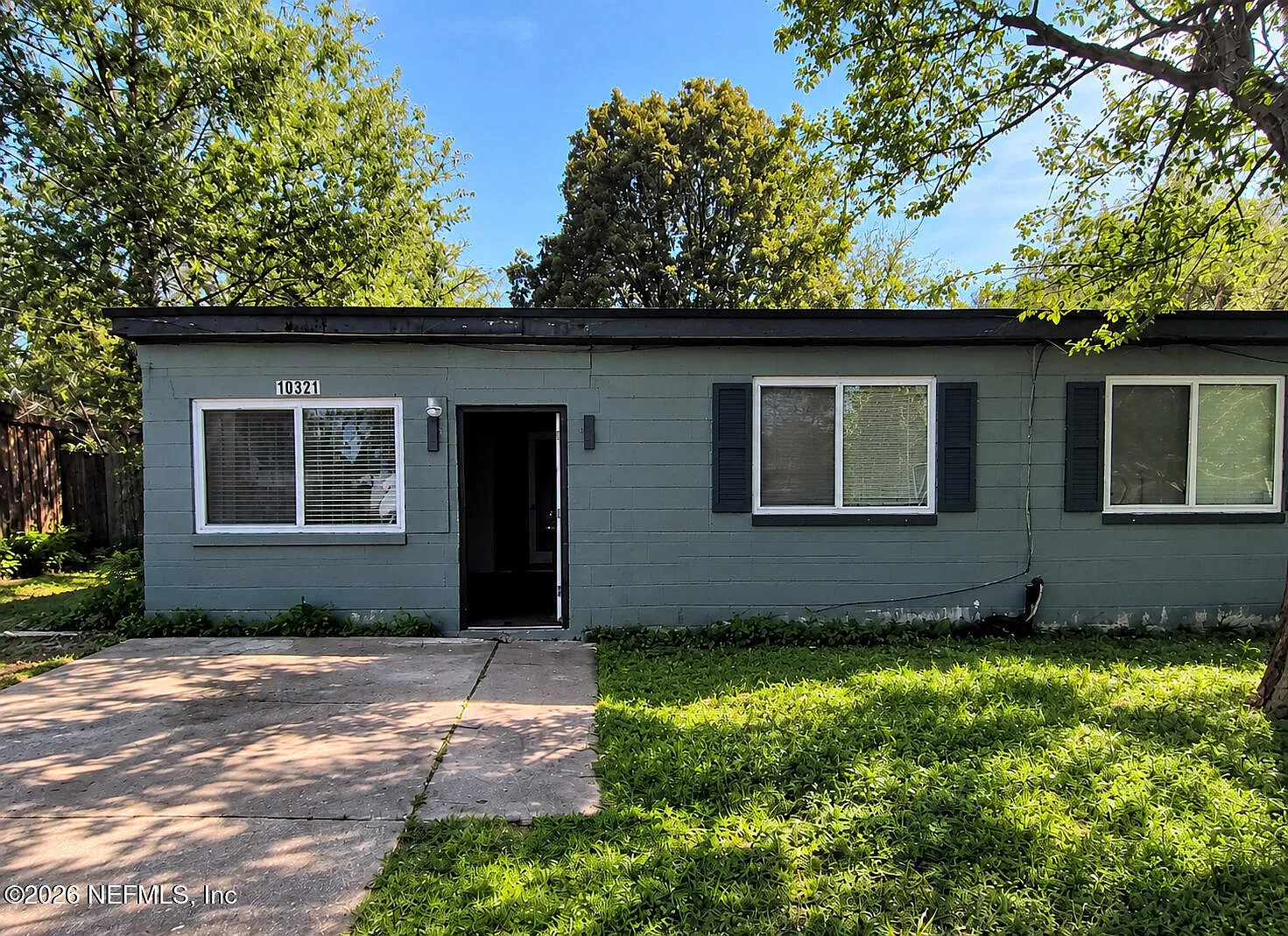 3 bed, 1.0 bath, 912 sqft, $1,249 — Photo 1
