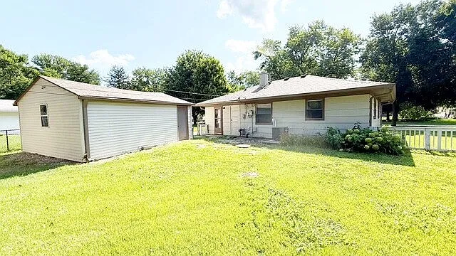 2122 Randall Rd — Photo 2