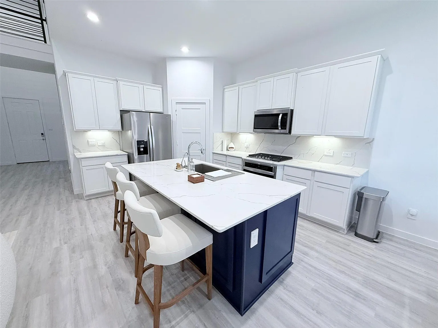 4 bed, 2.5 bath, 2657 sqft, $3,200 — Photo 4