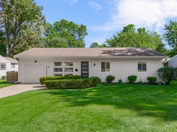 7733 Colonial Dr, Prairie Village, KS 66208