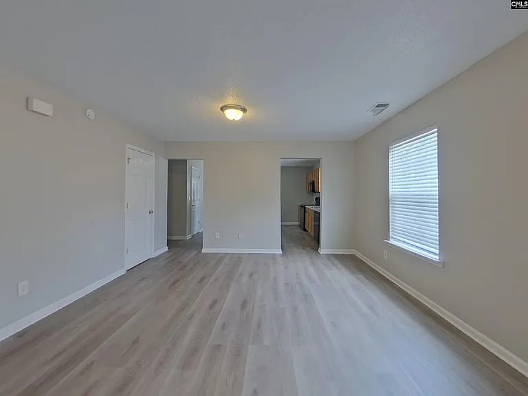 381 Valley Heights Ln — Photo 2