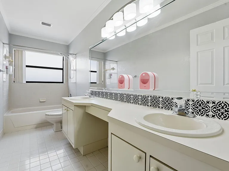 9284 Laurel Green Dr — Photo 25