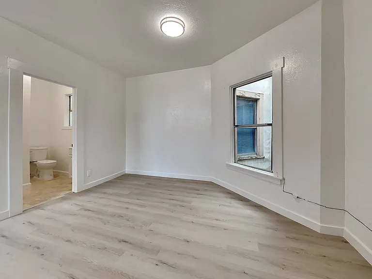 1128 Valencia St. — Photo 40