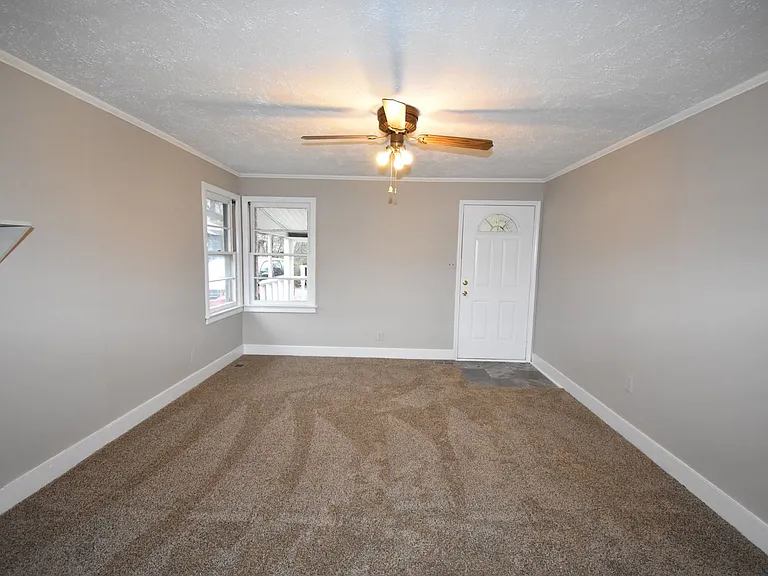 141 W Rossview Rd — Photo 2