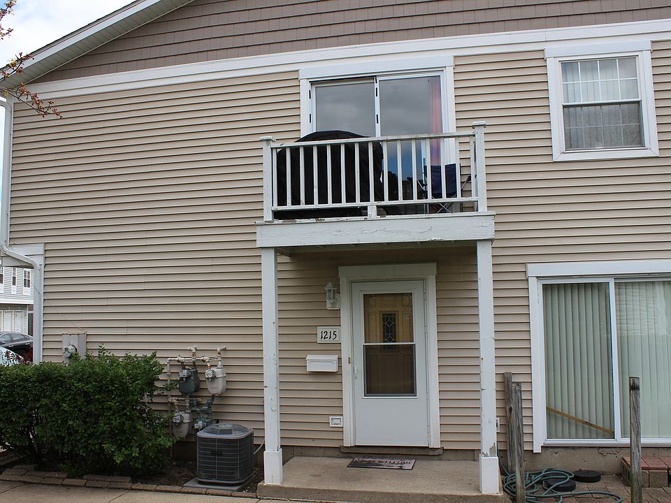 1st image of 1215 Cypress Dr #1215