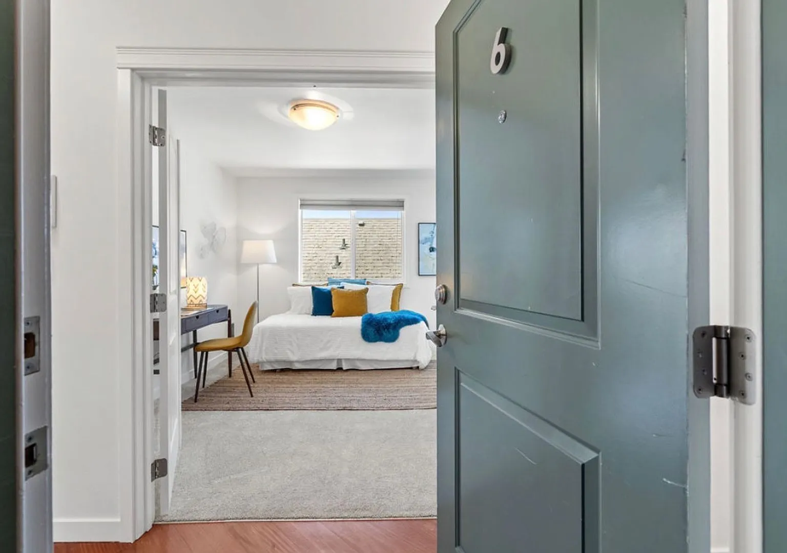 Top Floor 2-Bed Condo with Garage Parking — Photo 3