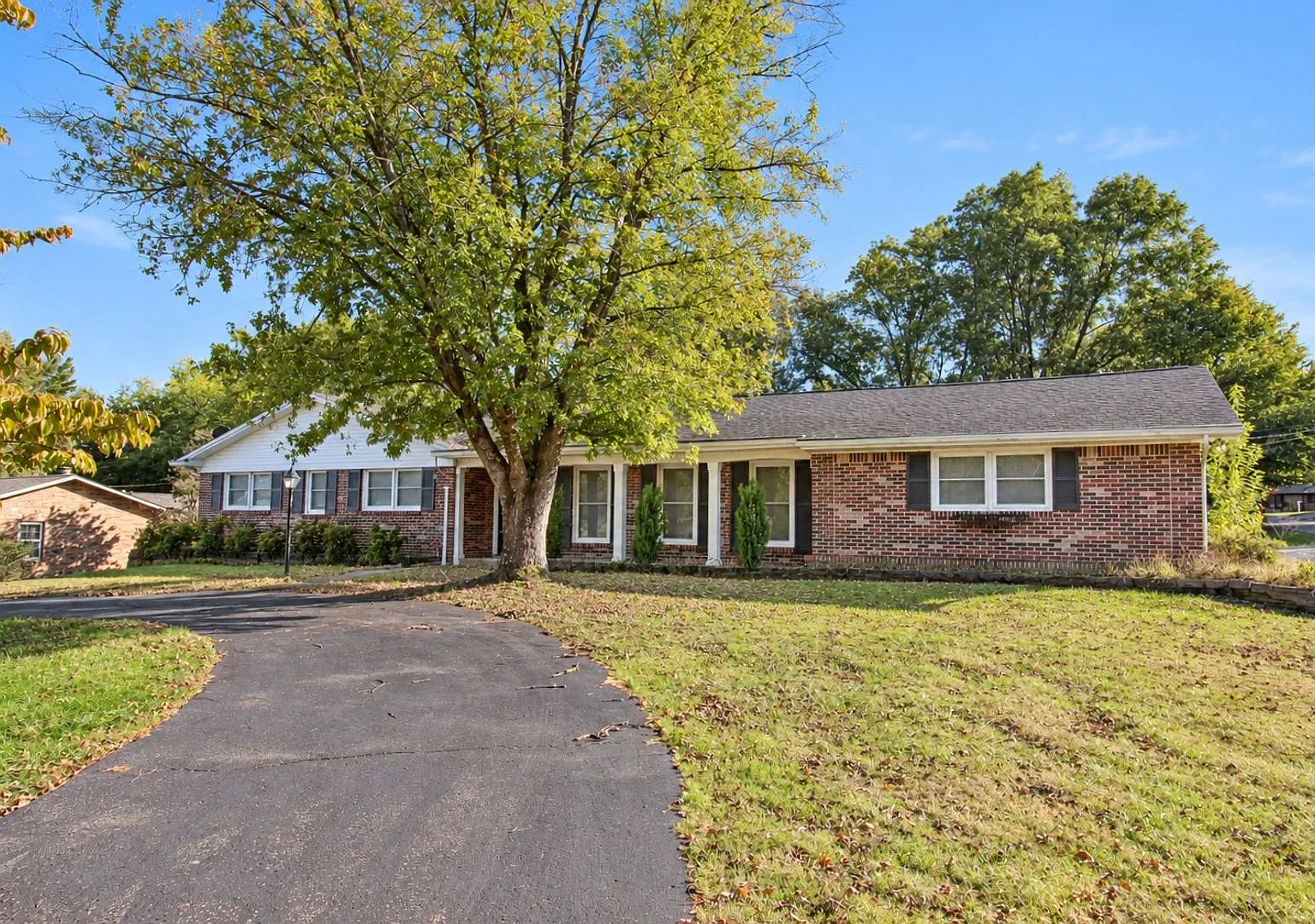 Bright 3-Bedroom Home with a Two-Car Garage & Yard — Photo 1