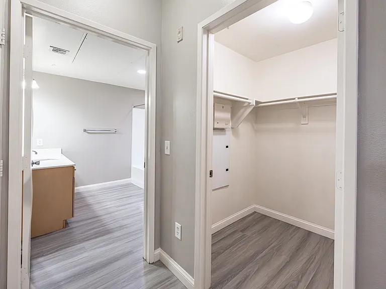 Metro 102 Apartments — Photo 11