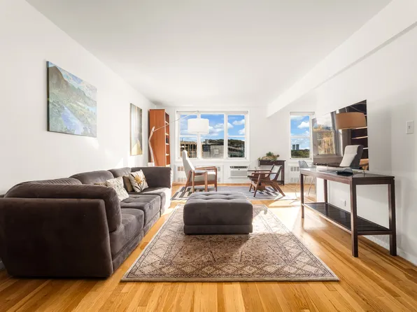 2390 Palisade Avenue image 2 of 18