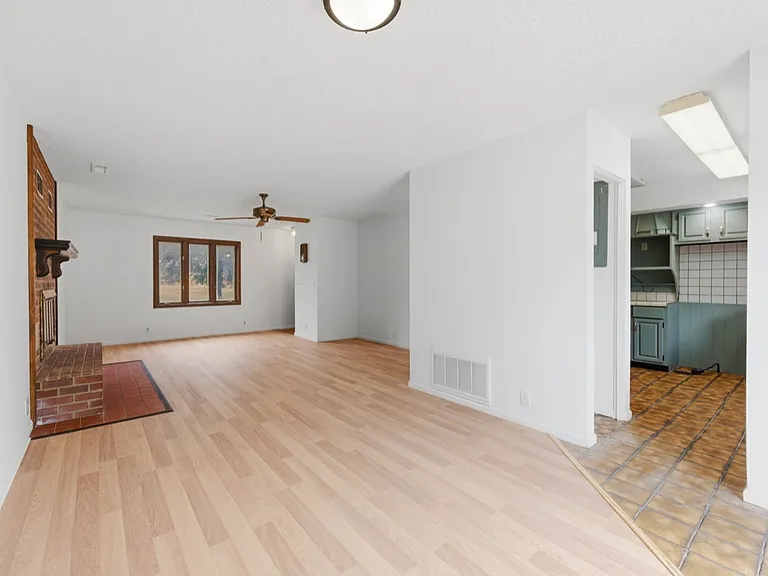 319 N Magnolia St — Photo 9