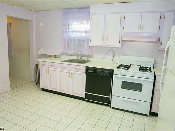 3rd image of 44-46 Sanford Ave