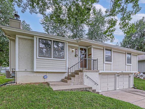 3rd image of 708 SE Redwood Ln