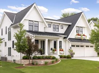 601 Fox Hill Dr, Chanhassen, MN 55317