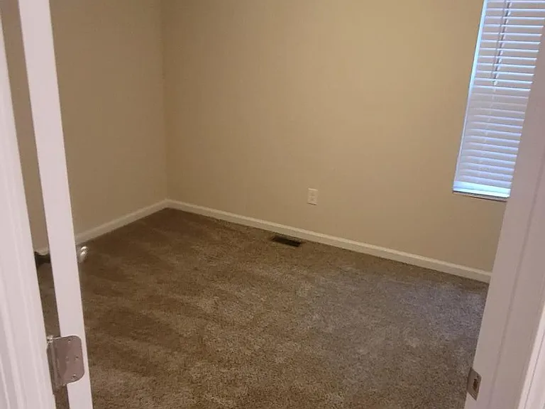 250 Delaware Dr — Photo 10
