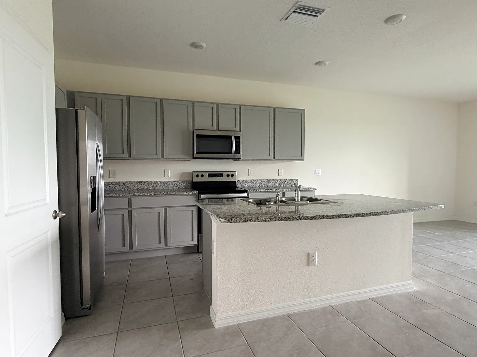 3 bed, 2.5 bath, 1673 sqft, $1,950 — Photo 4