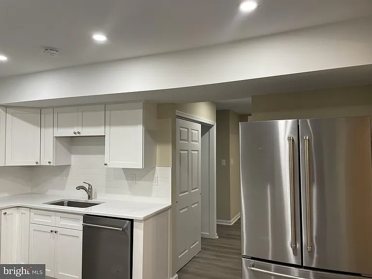 1666 Hemlock Cir — Photo 3