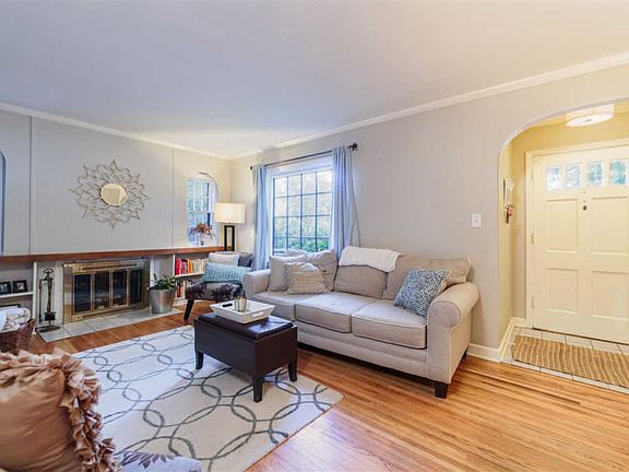 2nd image of 609 Dawson Ave
