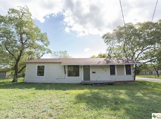 102 Highland St, Yoakum, TX 77995
