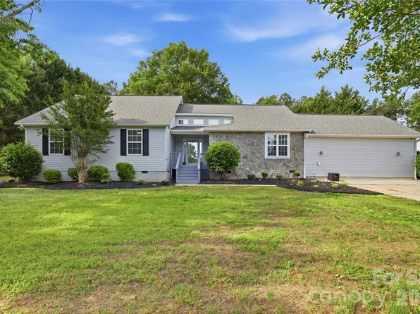 1689 Willowbrook Dr, Fort Mill, SC 29708