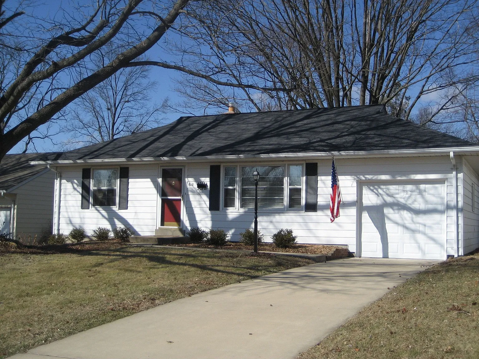 613 Mistletoe Ln photo 1