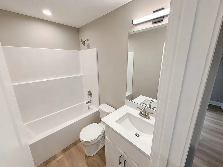 512 W Lawrence St — Photo 6