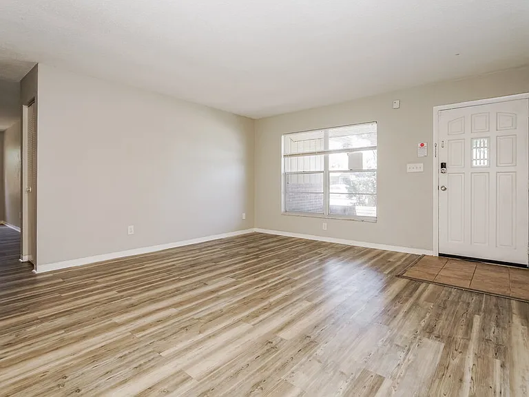 989 E Normandy Blvd — Photo 5