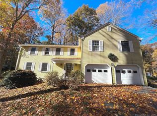 68 Pheasant Run Dr, Gales Ferry, CT 06335