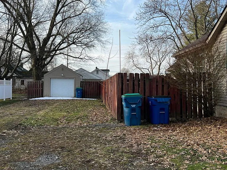 239 E Montrose St — Photo 12