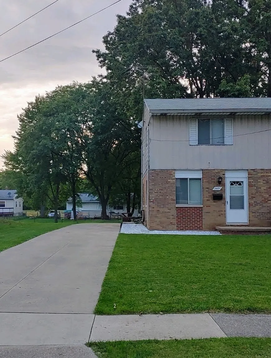 2491 & 2495 Maplehurst Dr — Photo 1