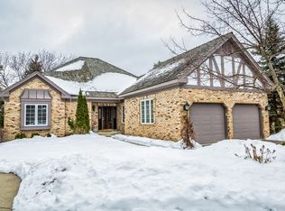 34 Lancaster Ct, Burr Ridge, IL 60527