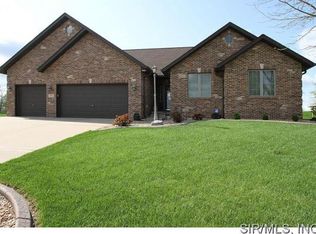 7615 Stonebridge Dr, Maryville, IL