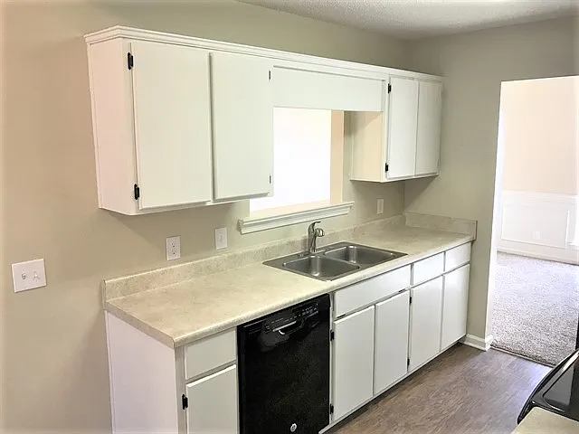 3 bed, 2.0 bath, 1371 sqft, $2,060 — Photo 2