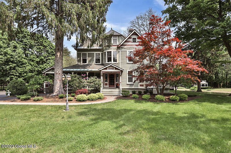 3rd image of 405 Loudon Road