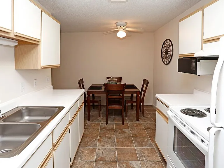 PEARLWOOD ESTATES — Photo 44