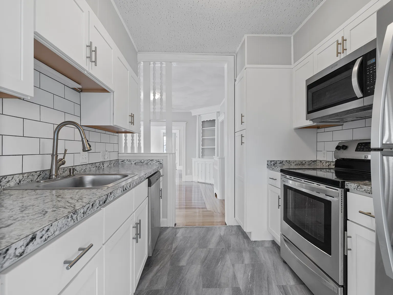 7 bed, 9999 sqft, $9,100 — Photo 1