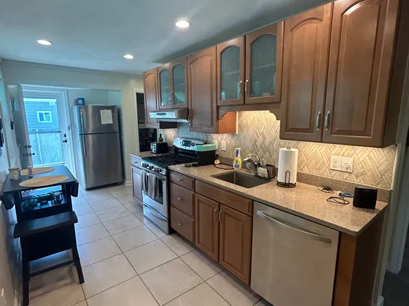 36 Hunting St #1, Cambridge, MA 02141