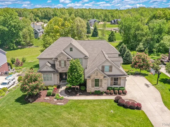 8922 Stonewall W, Clarkston, MI 48348