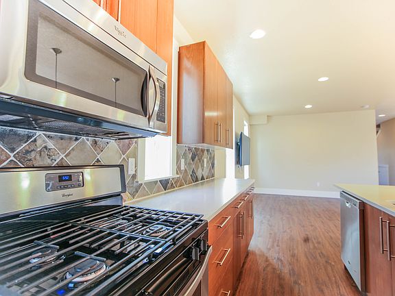 4th image of 900 SW Grove St