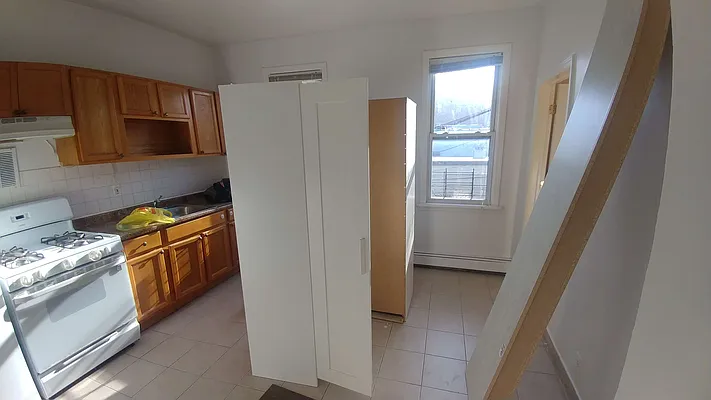 Rented by Halvatzis Realty | media 5