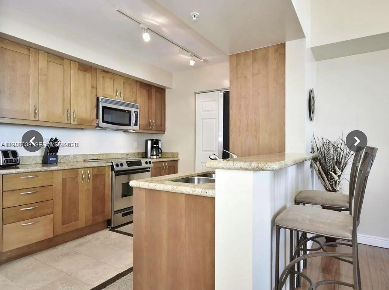 Duo Condominium East — Photo 4