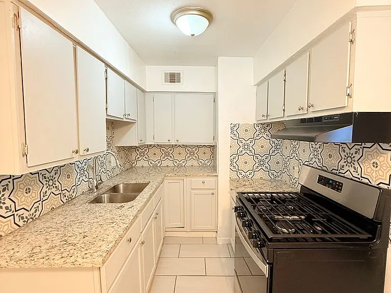 Alpine House Condominiums — Photo 21